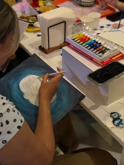 وحدة ترسم سما الليل على كانفس